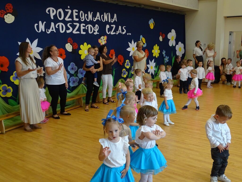 Dzieci wspólnie tańczą z Paniami