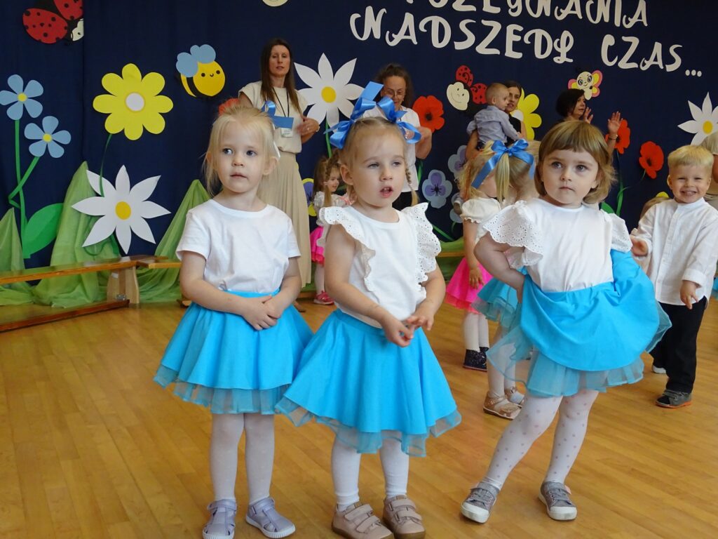 Dziewczynki w niebieskich spódniczkach