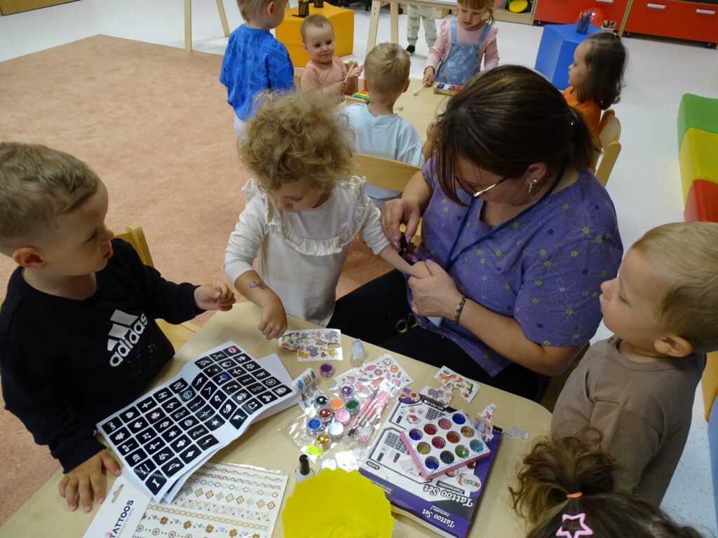 Chłopcy wybierają dla siebie tatuaże