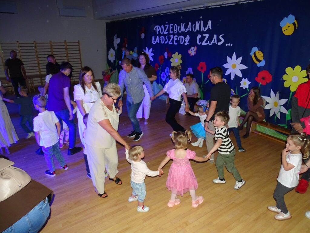  Dzieci wspólnie tańczą z rodzicami