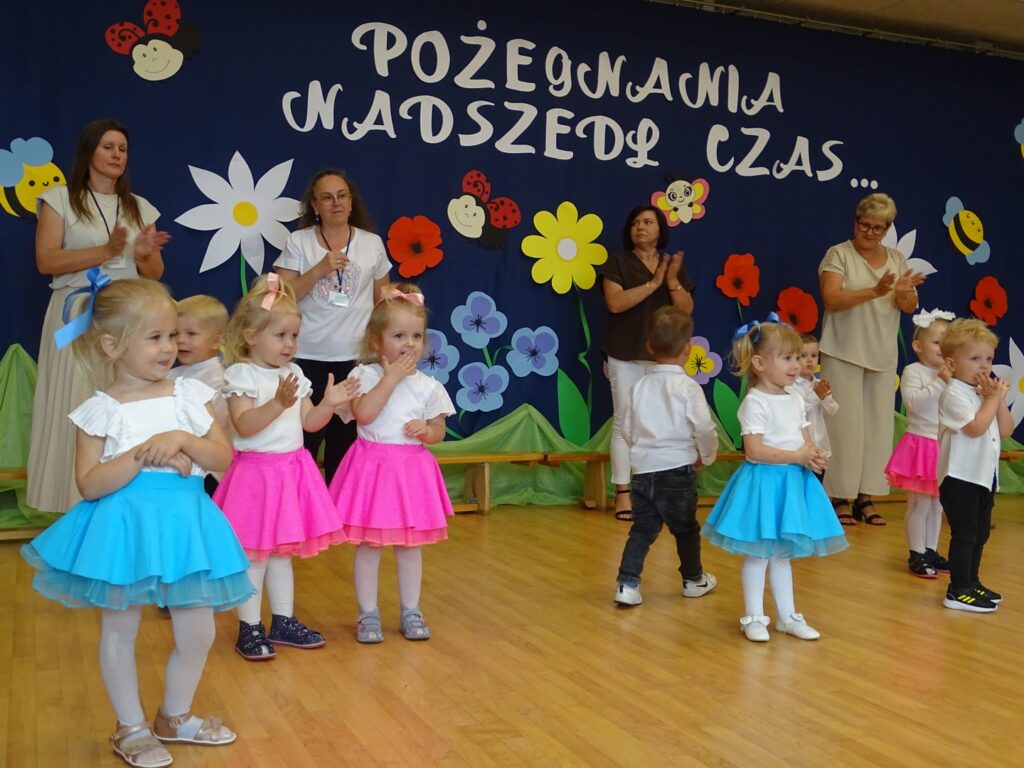  Dziewczynki tańczą