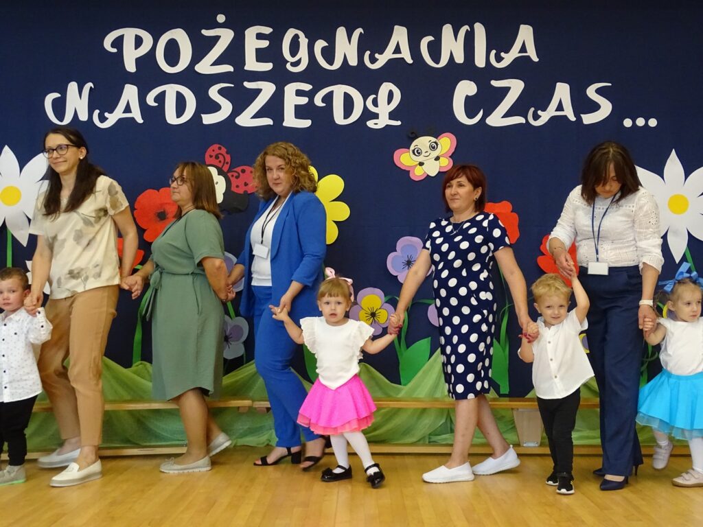 Dzieci tańczą w kole