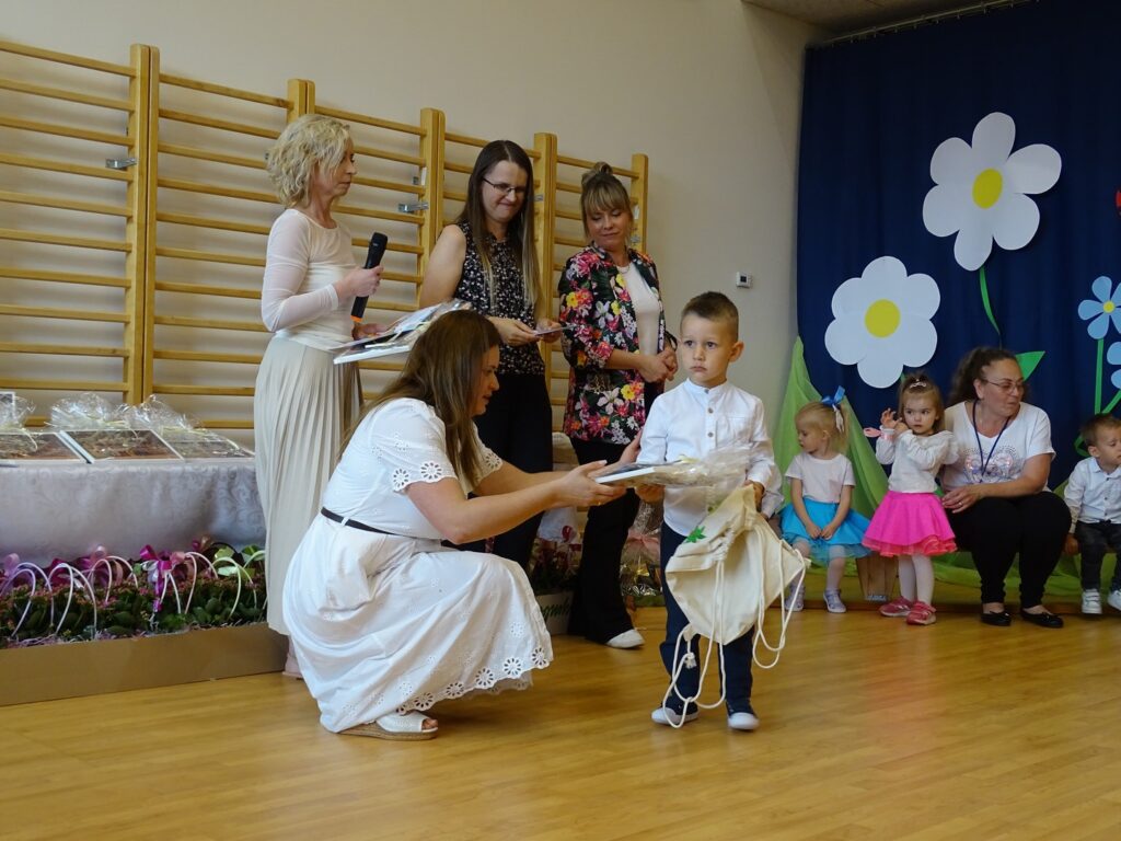 Chłopiec otrzymuje prezent