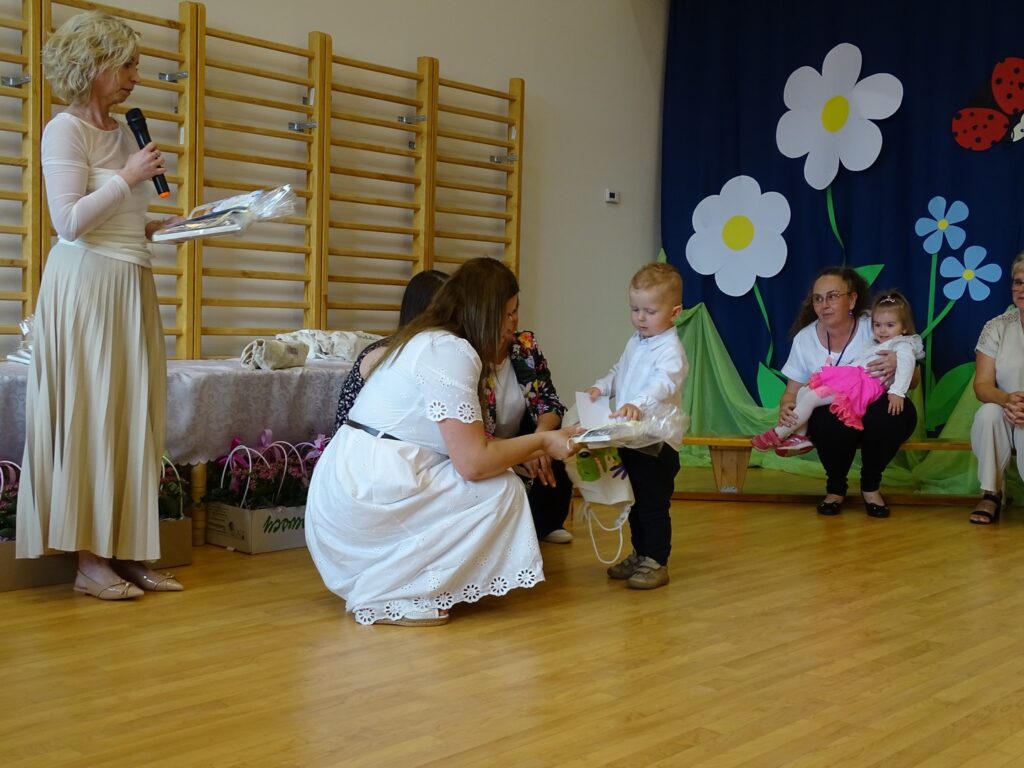 Chłopiec otrzymuje prezent od Pani Dyrektor