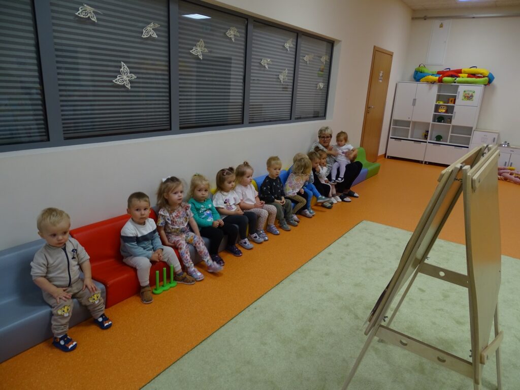 Dzieci siedzą na kanapach