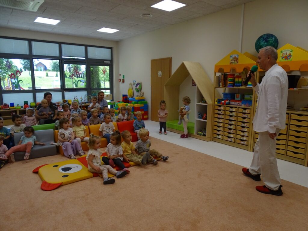 Pan Witek wita się z dziećmi