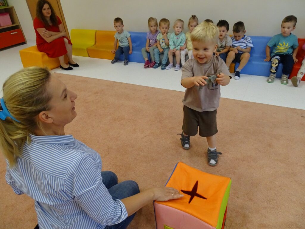 Chłopczyk pokazuje figurę słonia