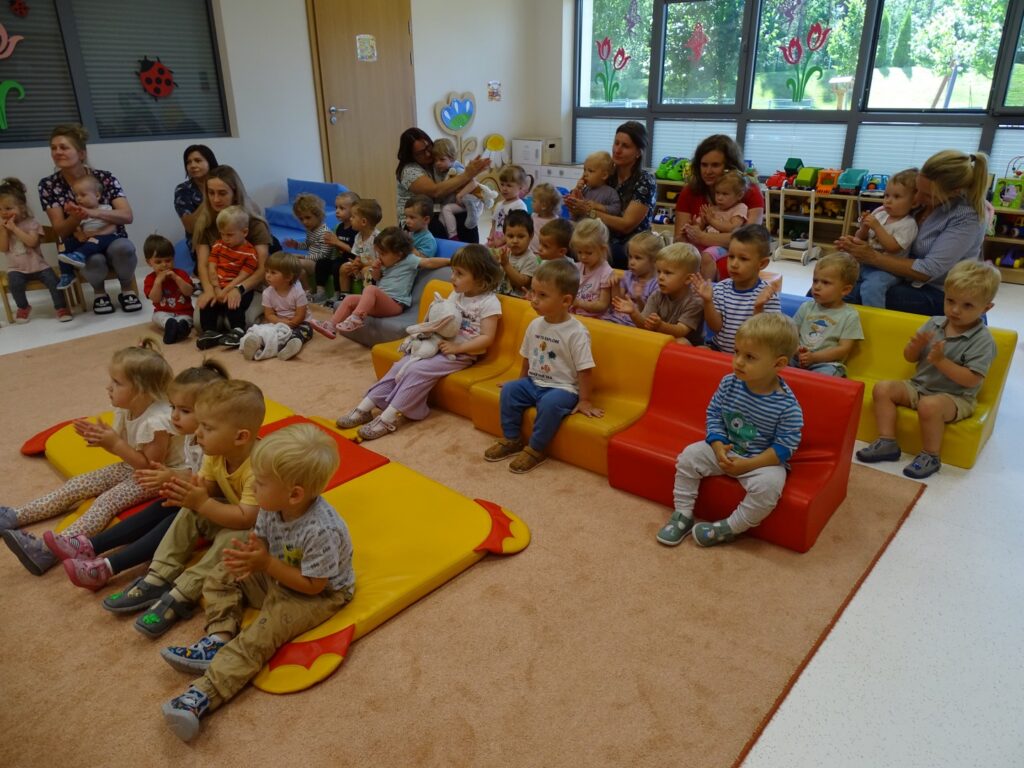 Dzieci czekaja na przedstawienie