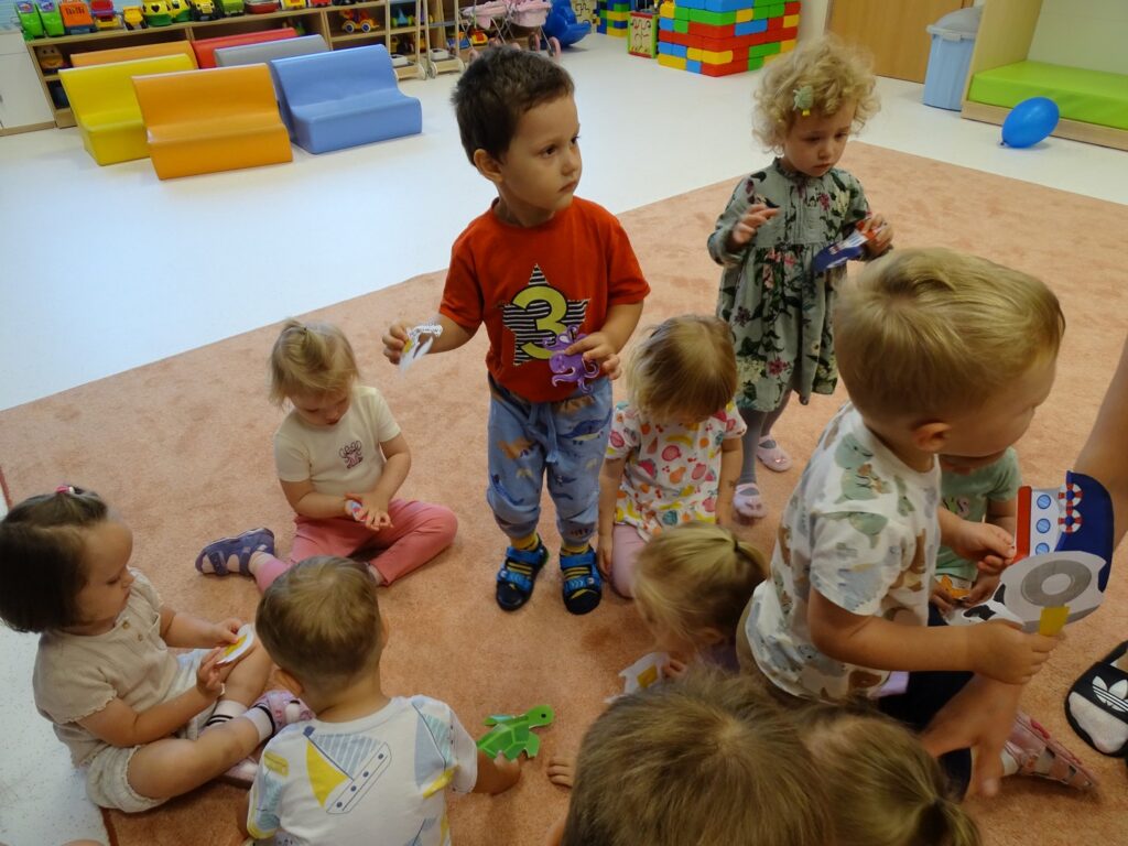 Dzieci wybierają obrazki do przyklejenia