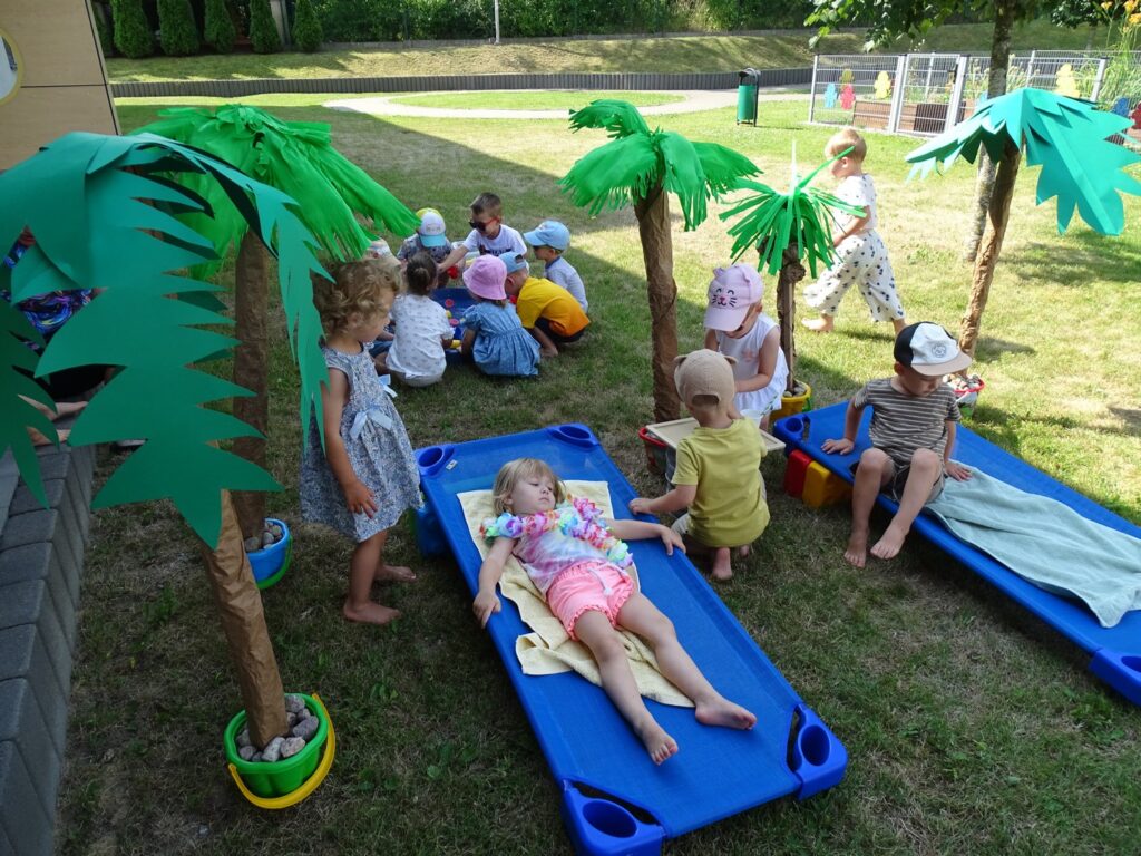 Dzieci bawią się na placu zabaw