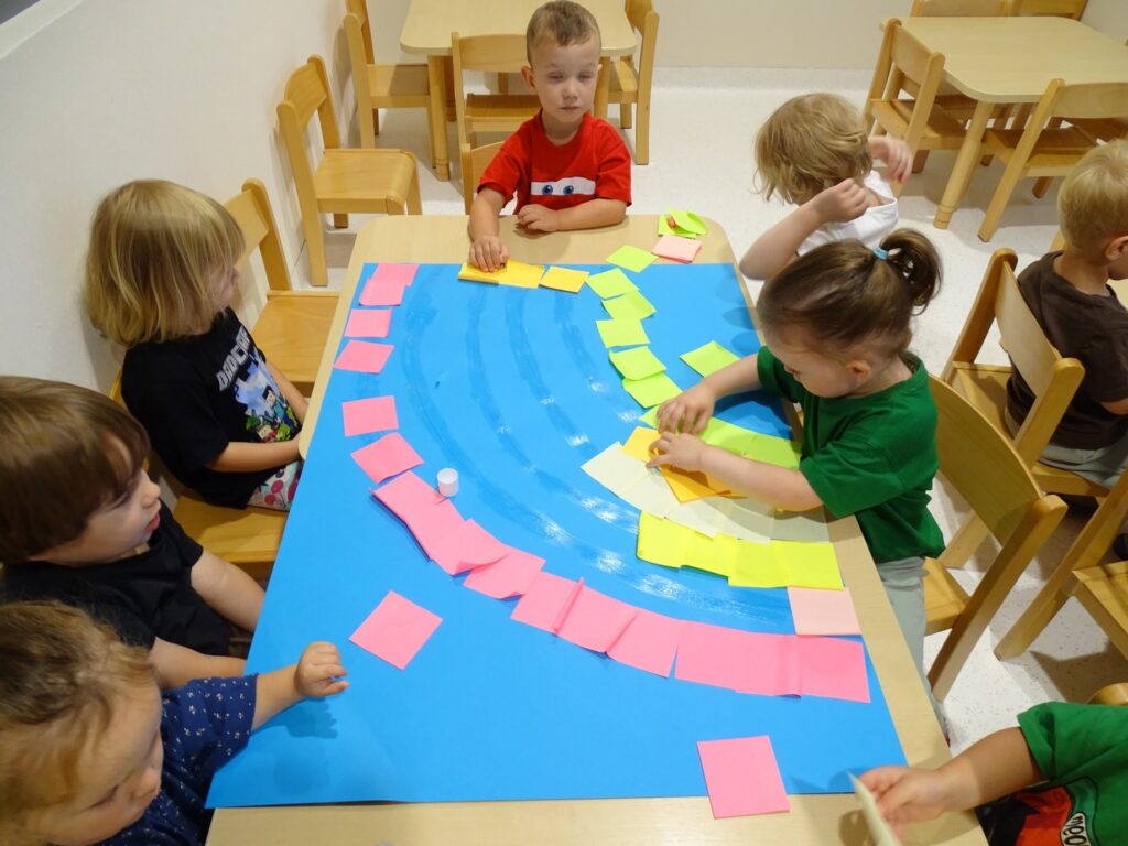 Dzieci naklejają karteczki