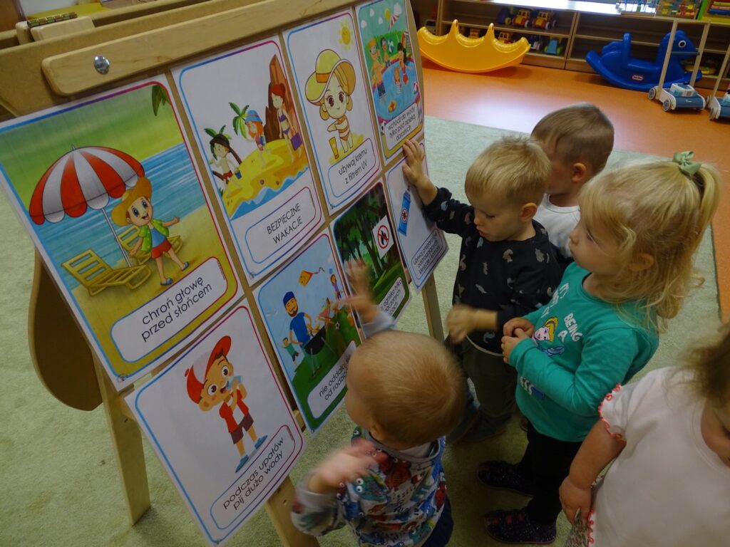  Dzieci przyglądają się kartom pracy