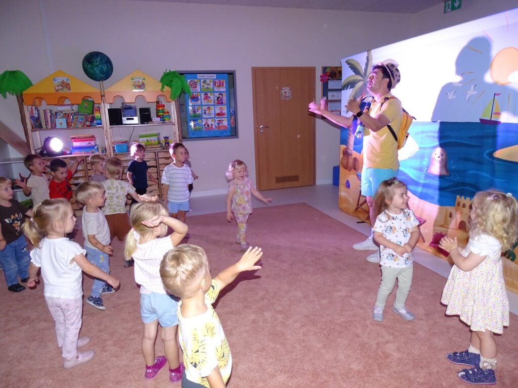 Dzieci wspólnie tańczą