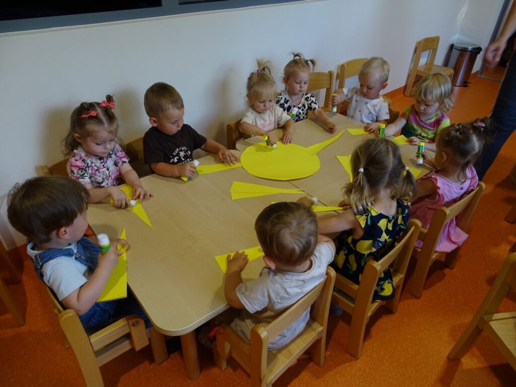 Dzieci wykonują pracę