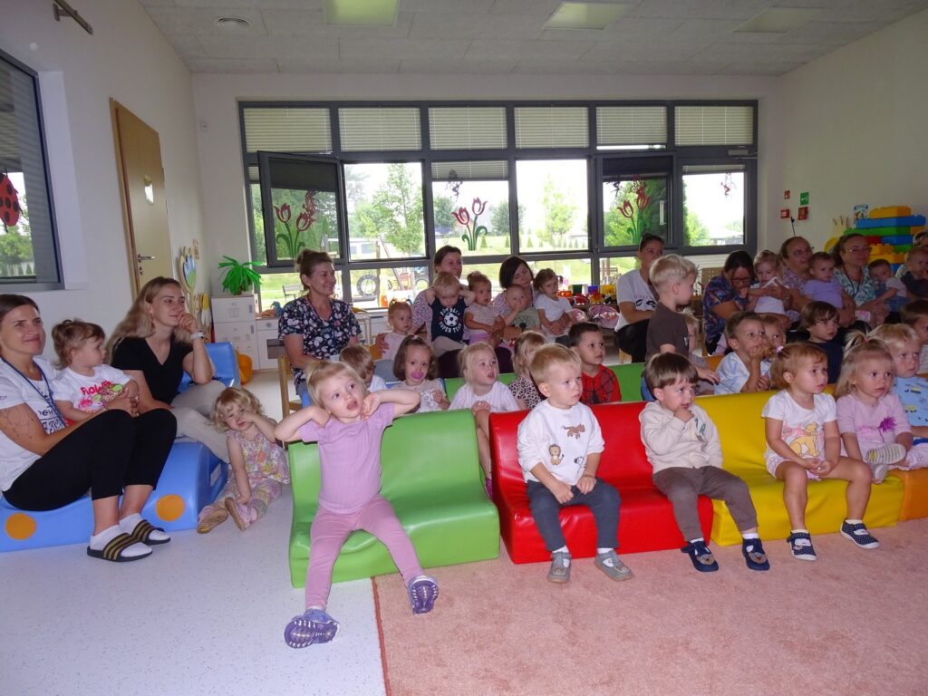 Dzieci oglądają z zaciekawieniem