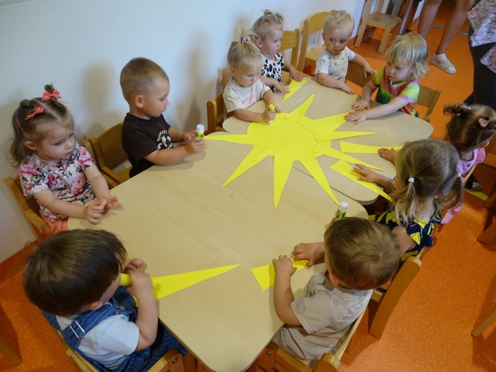 Dzieci układają promienie słoneczne