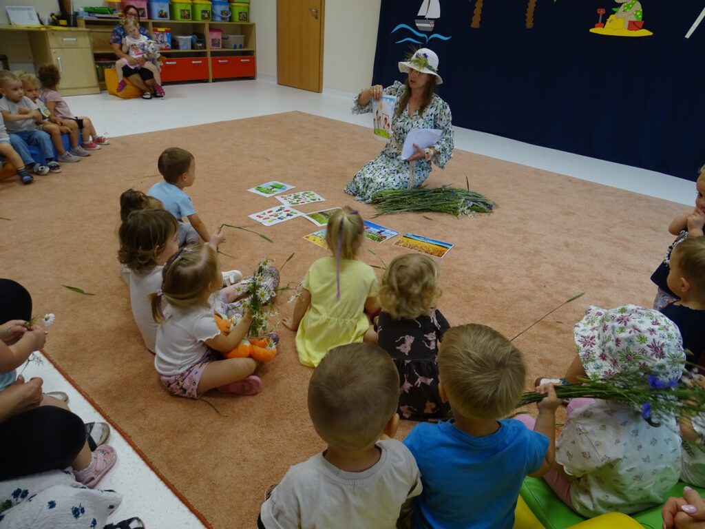 Pani Lato pokazuje karty pracy