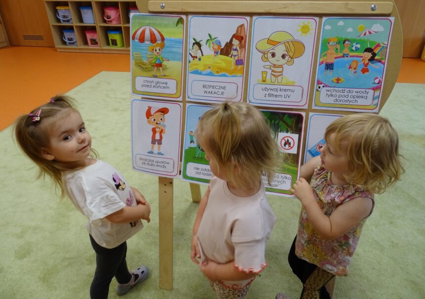 Trzy dziewczynki oglądają zdjecia
