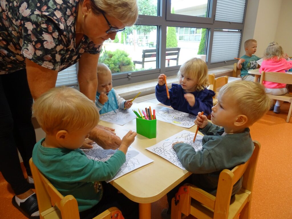  Dzieci malują kredkami