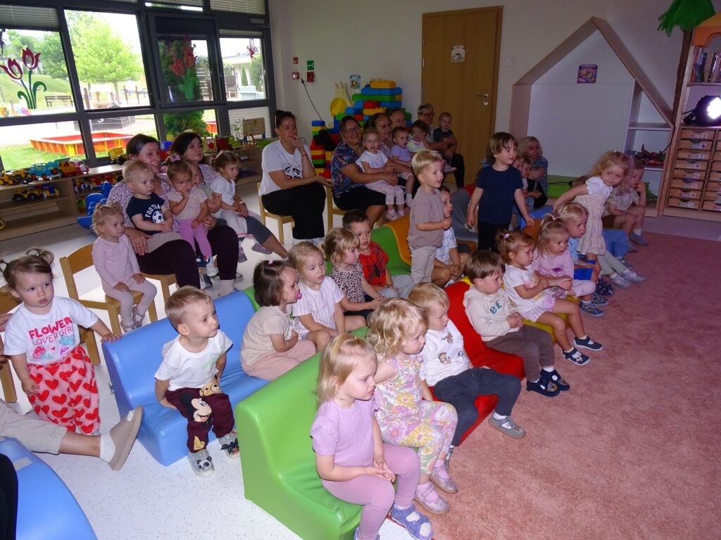 Dzieci oglądają przedstawienie