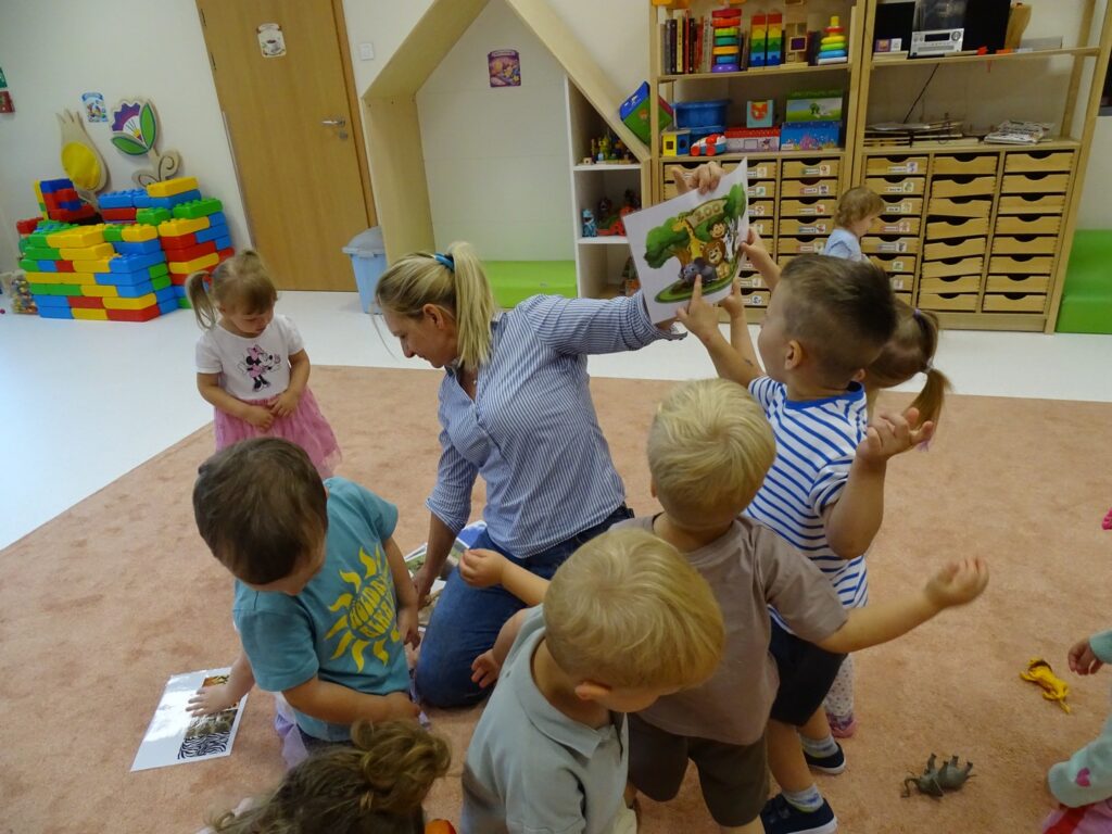 Dzieci oglądają zdjęcia zoo
