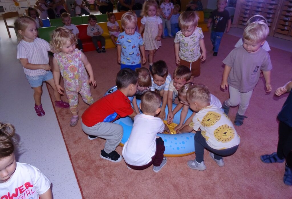 Dzieci moczą rączki w basenie