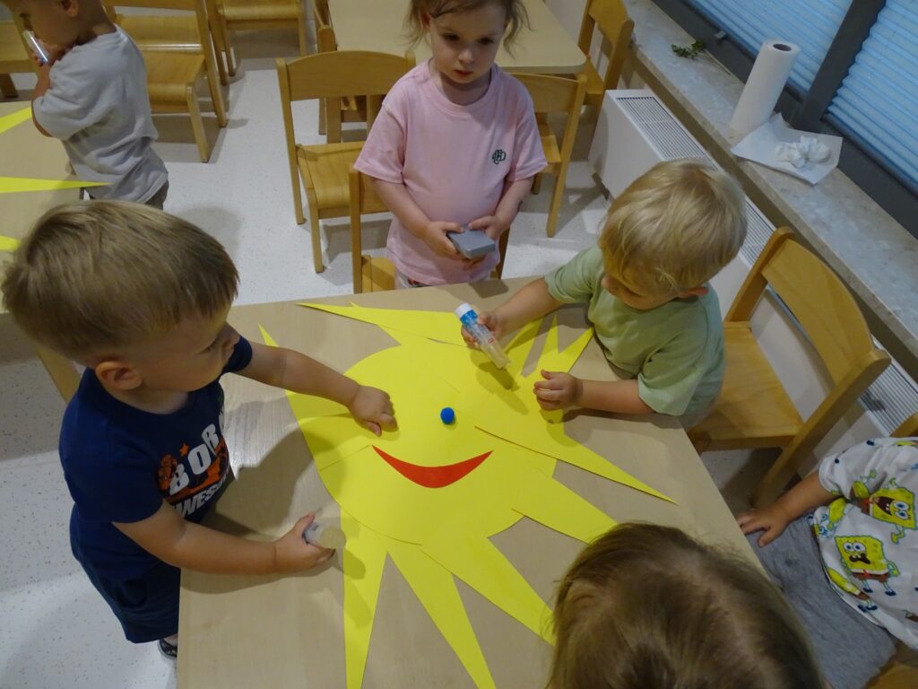 Dzieci naklejają oczka