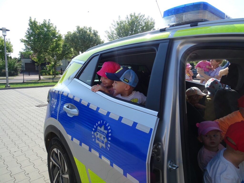 Dzieci wyglądają przez okno