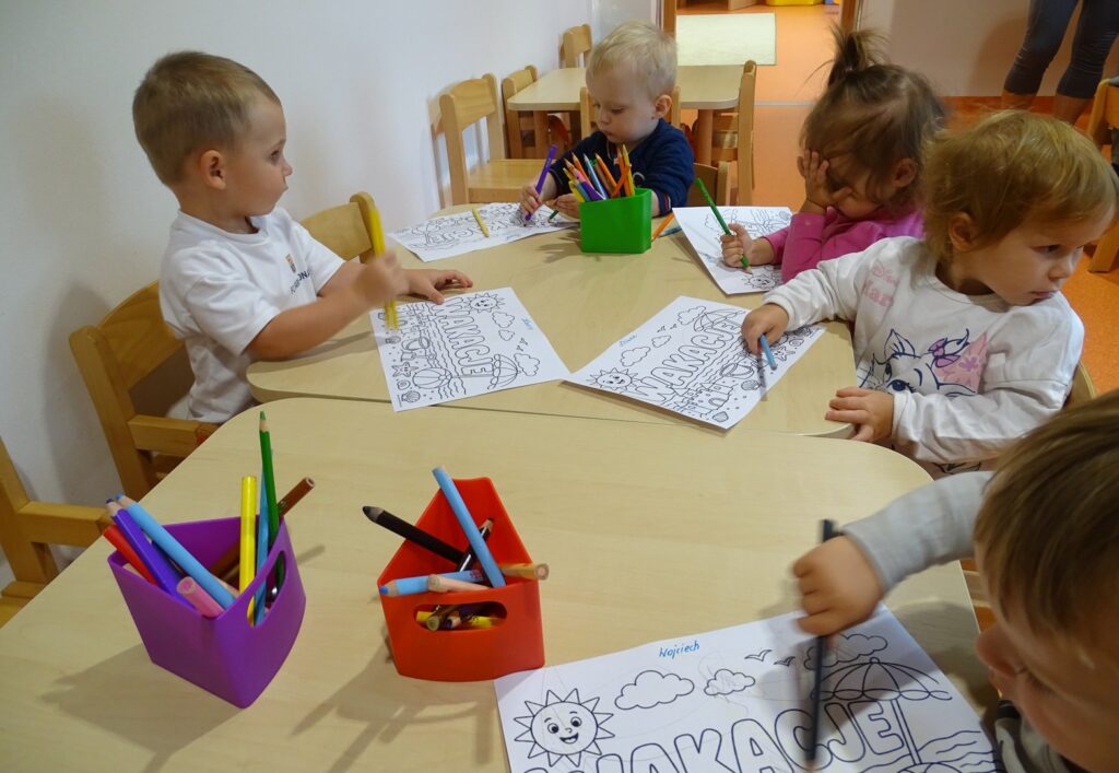 Dzieci siedzą przy stoliku