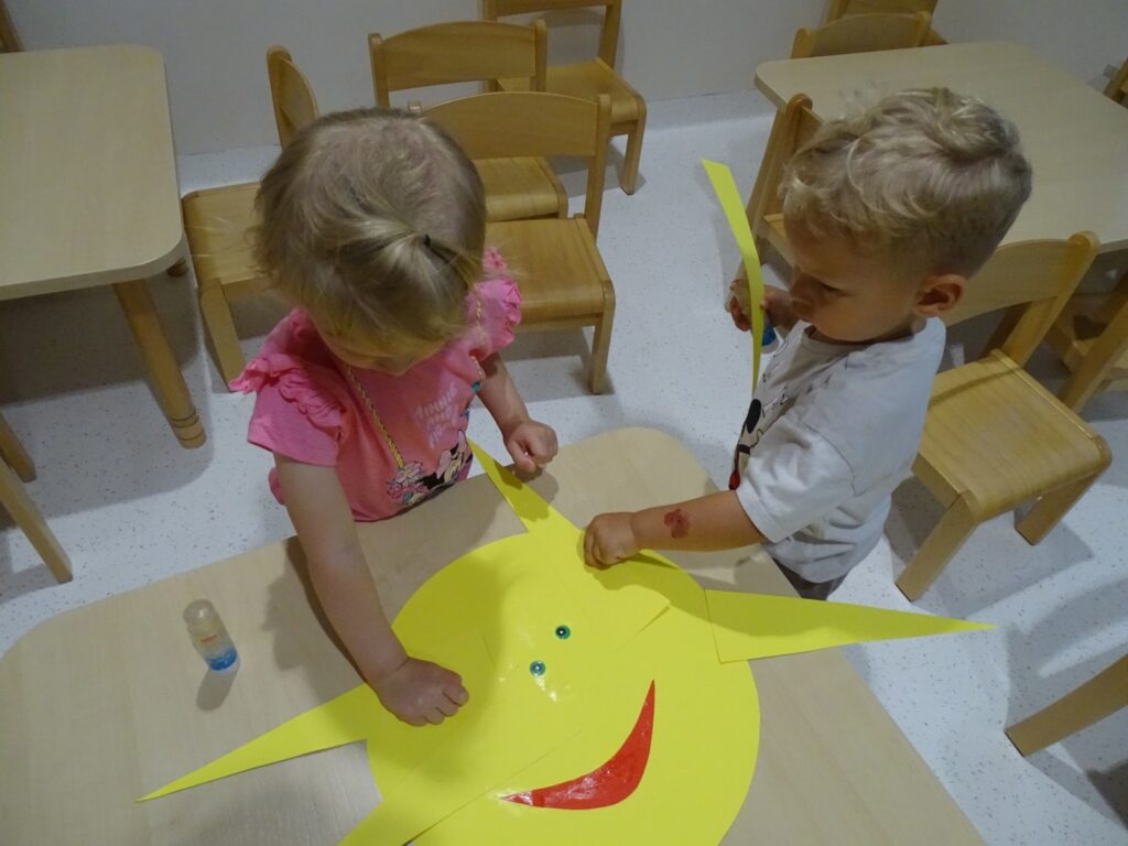 Dzieci wykonują pracę plastyczną