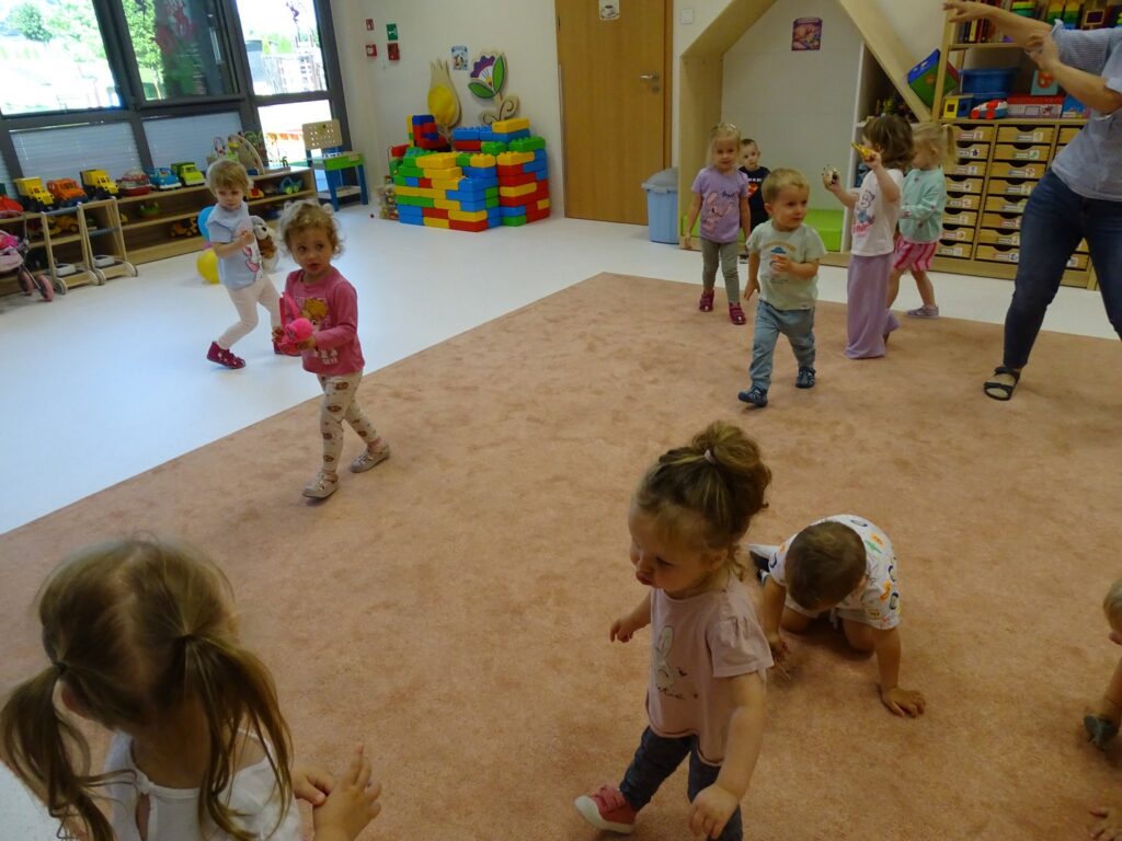Dzieci naśladują ruchy zwierzątek z piosenki