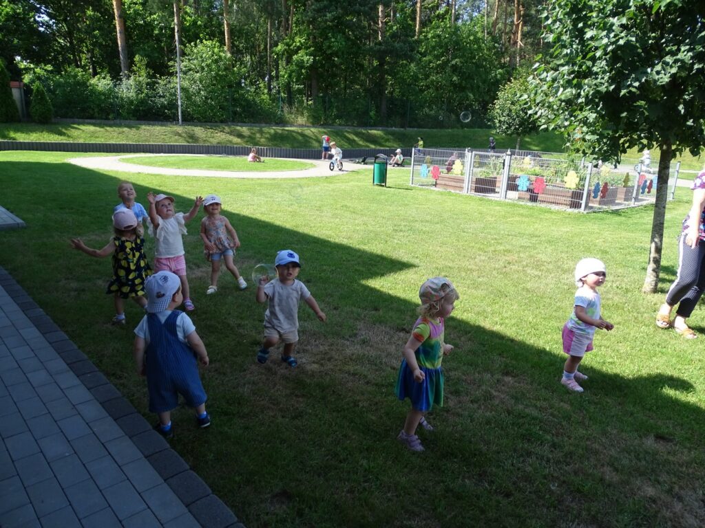 Dzieci biegają na placu zabaw
