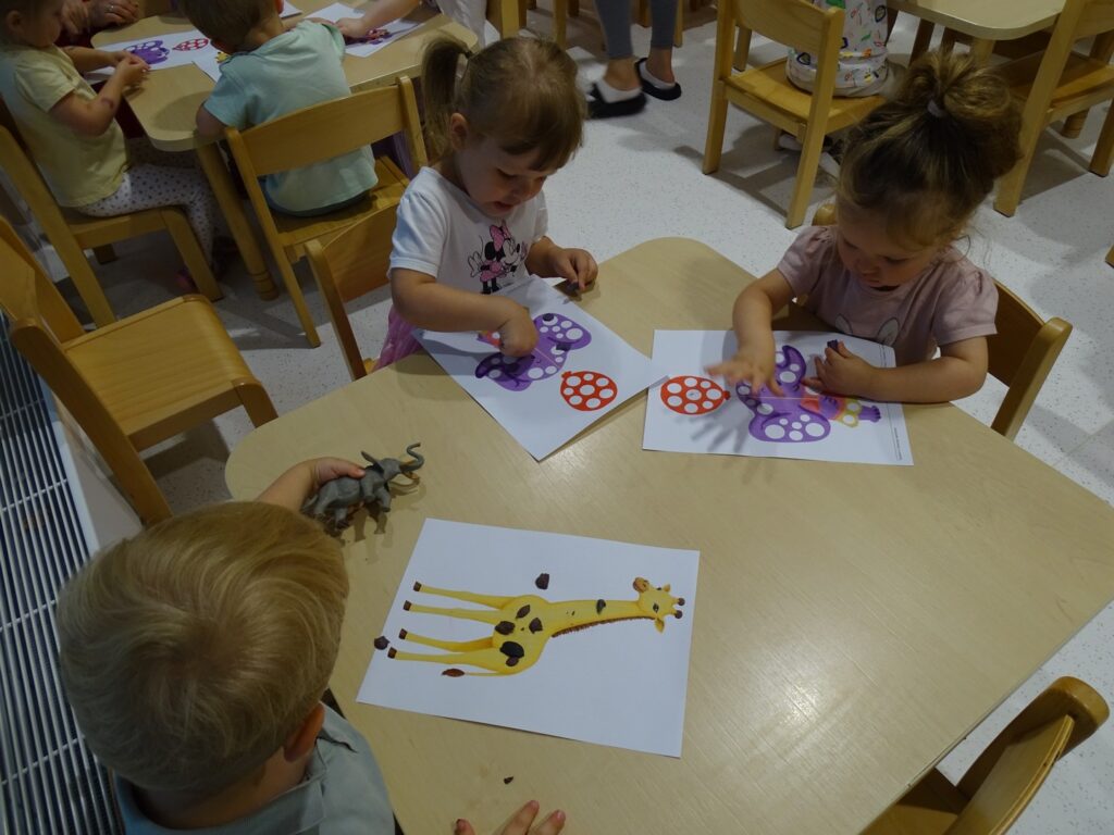 Dziewczynki naklejają plastelinę
