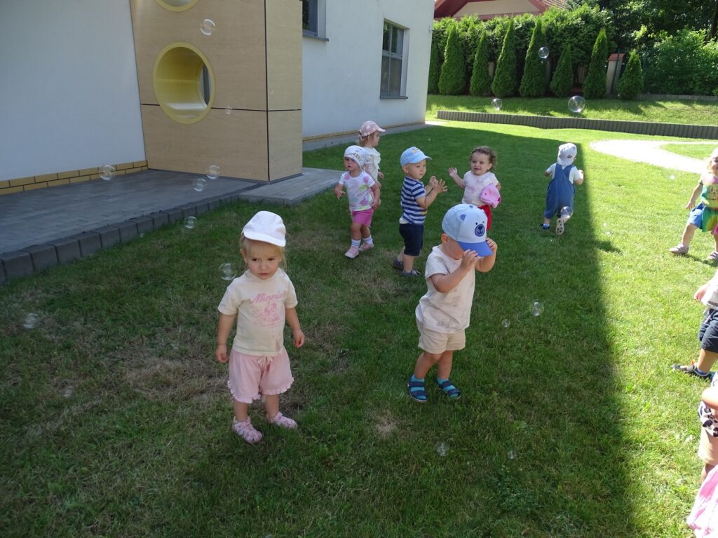  Dzieci łapią bańki