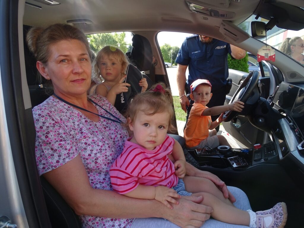 Pani siedzi z dziewczynką w aucie policyjnym