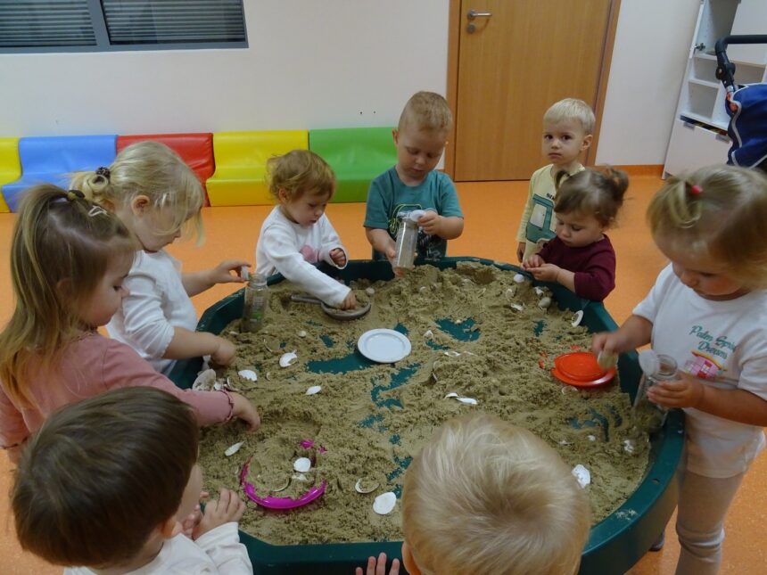 Dzieci bawią się muszelkami
