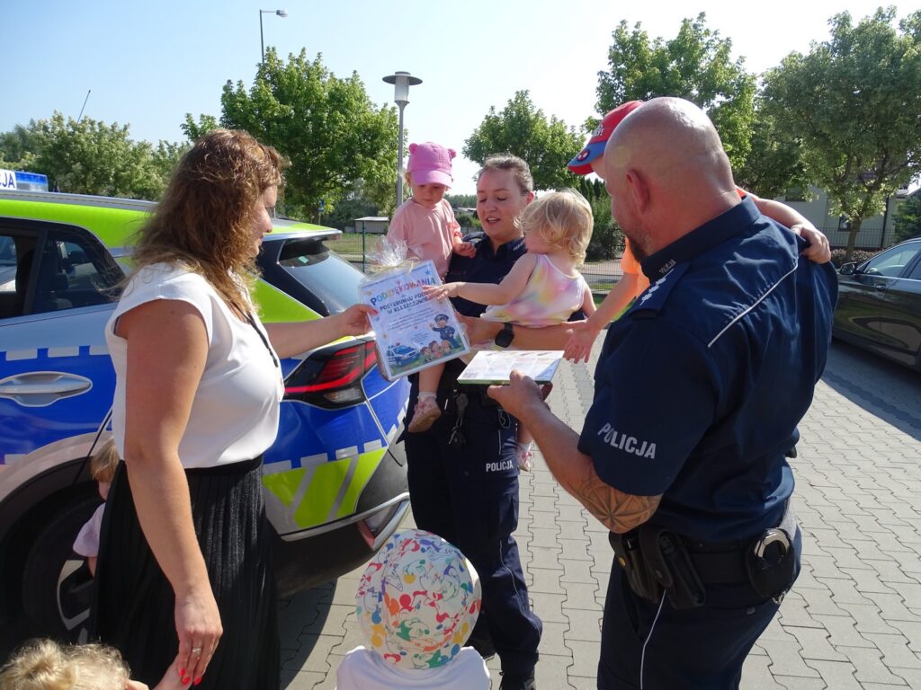 Dzieci wraz z panią dyrektor wręczają podziękowania