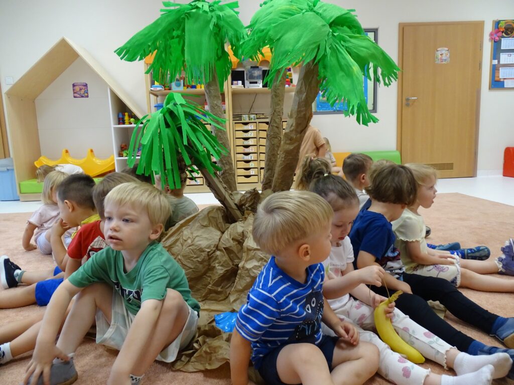 Dzieci pozują pod palmami