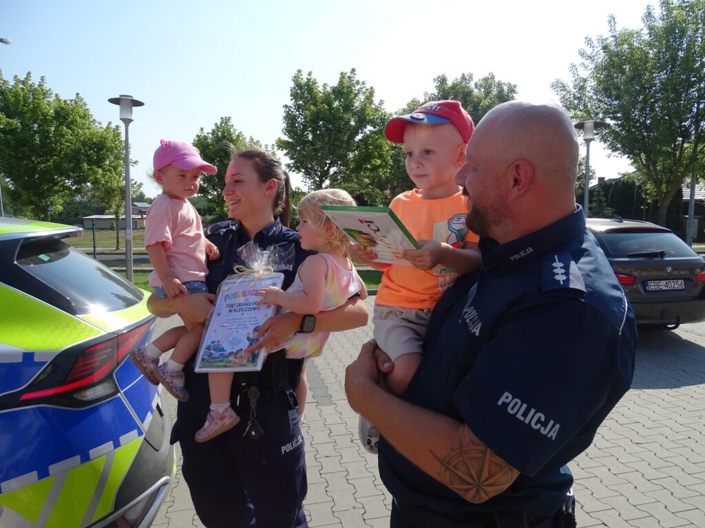 Policjanci z prezentami