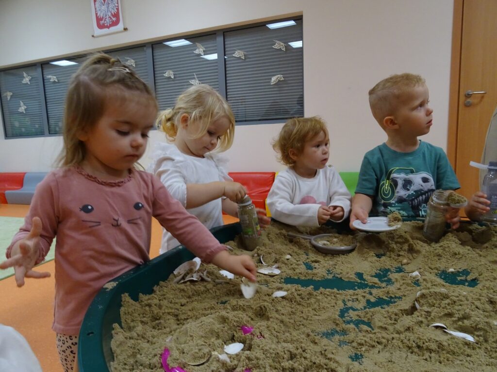 Dzieci na zajęciach sensorycznych